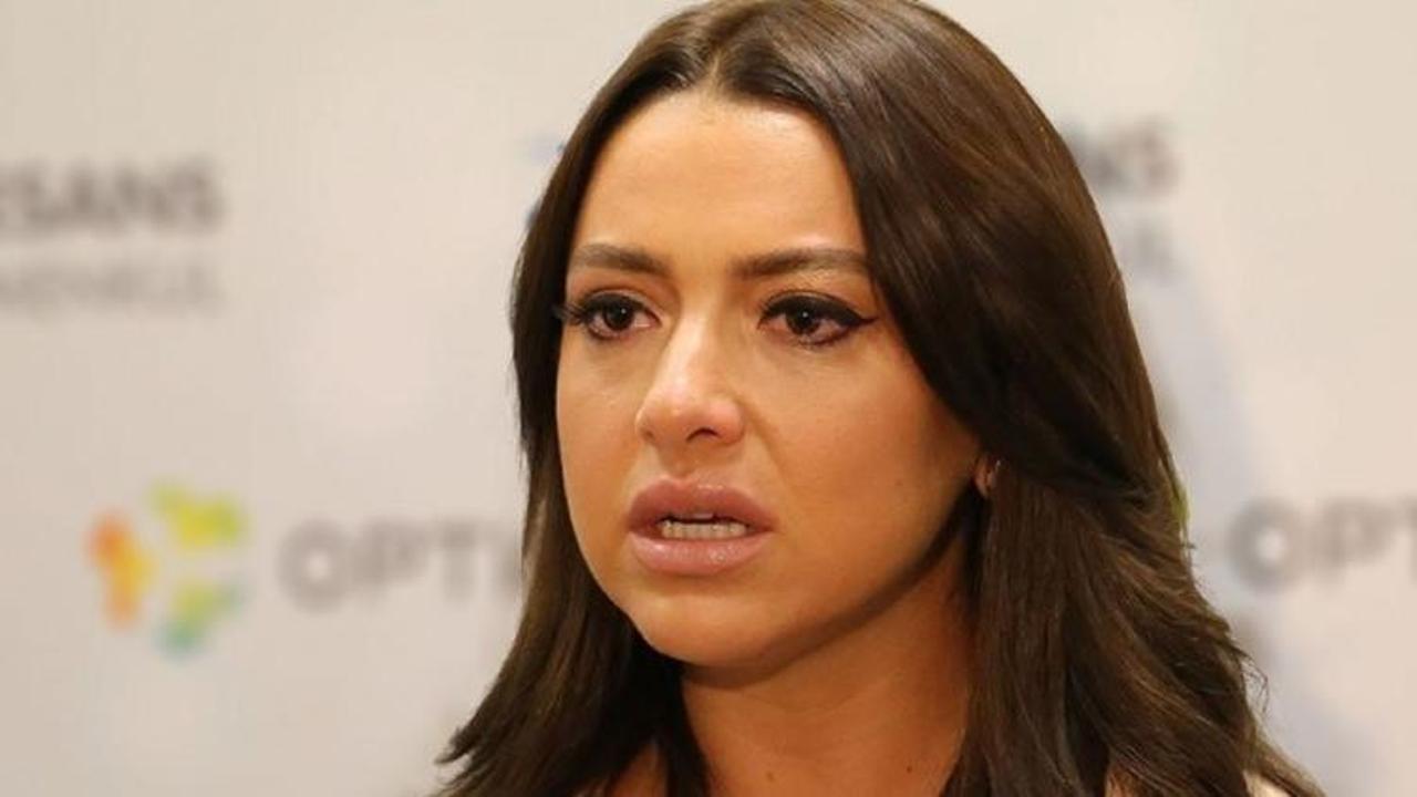 Hadise sapığından ka&ccedil;ıyor!