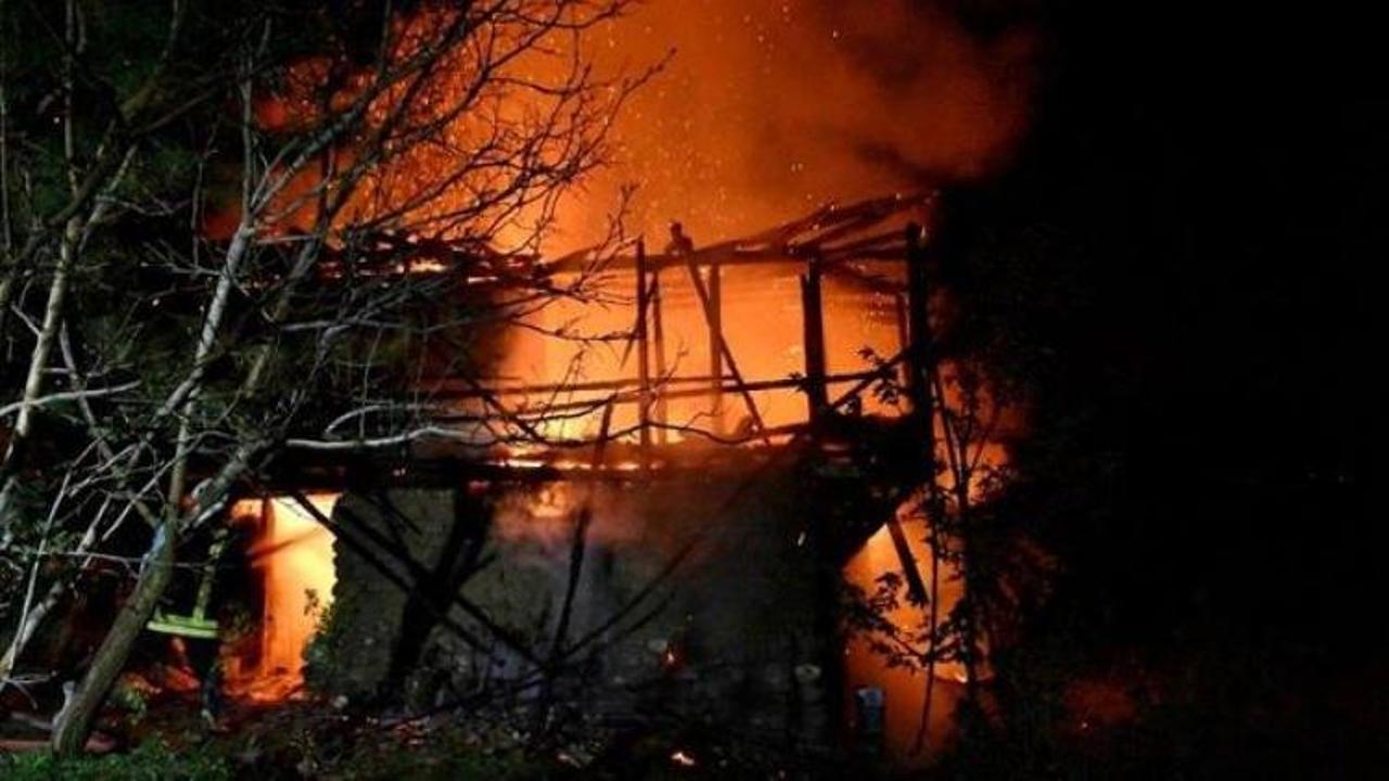 Kastamonu’da 2 katlı ahşap ev yandı