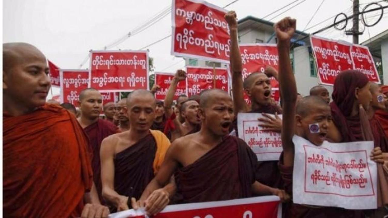 Budistler sokağa döküldü: Müslümanları...