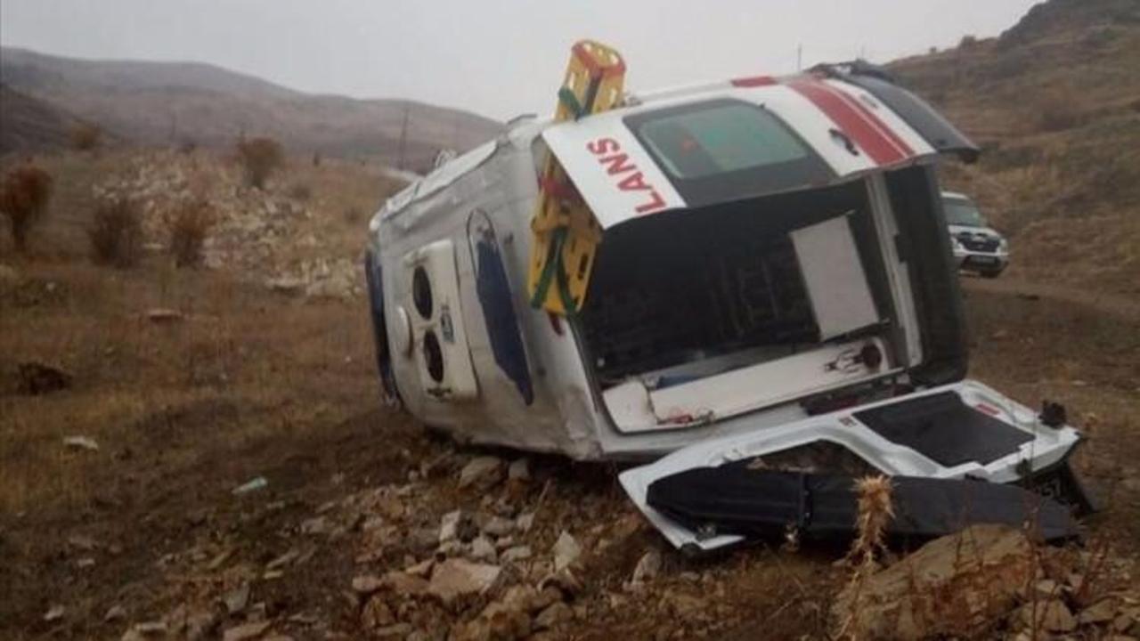 Erzurum'da ambulans şarampole devrildi: 5 yaralı