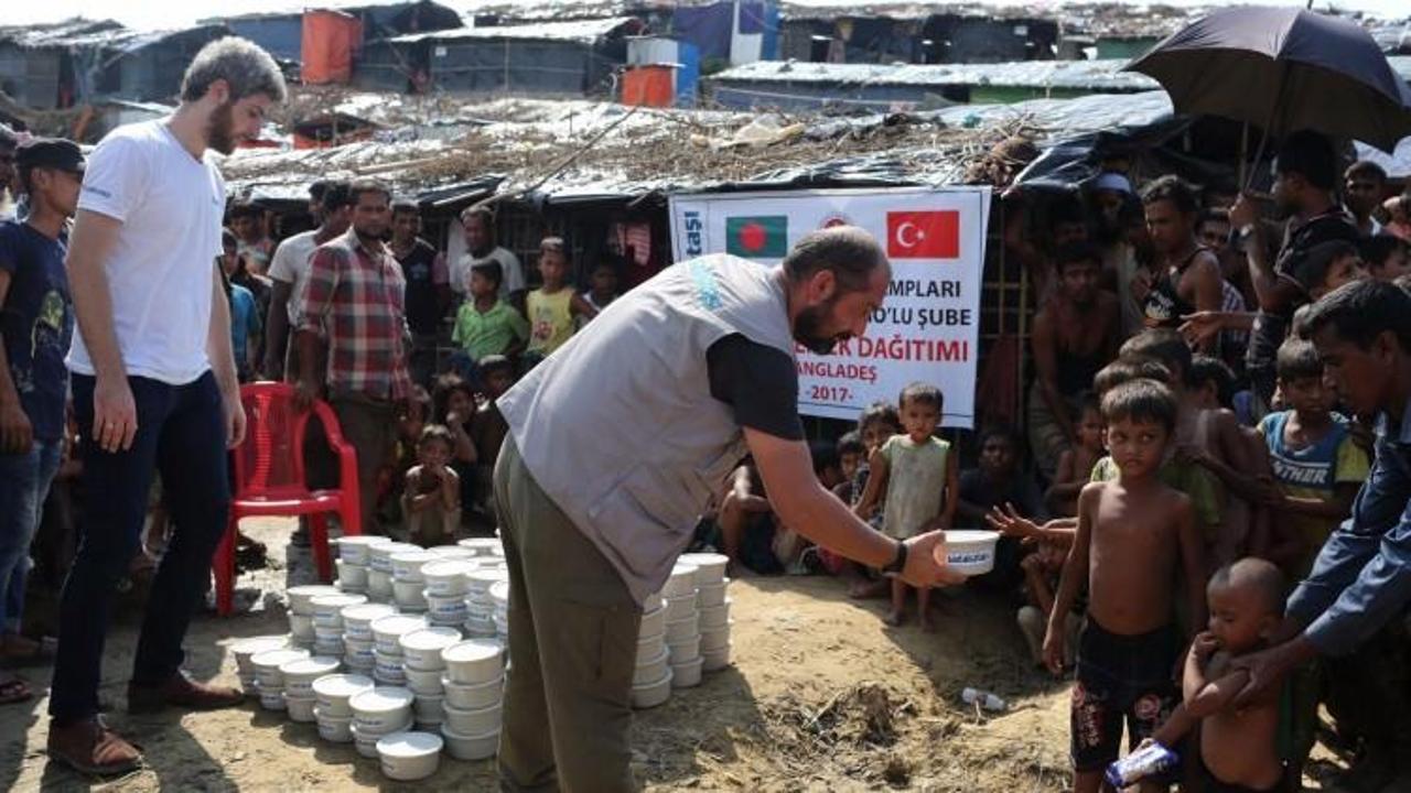 Sadakataşı’ndan Arakanlılara sıcak yemek dağıtımı