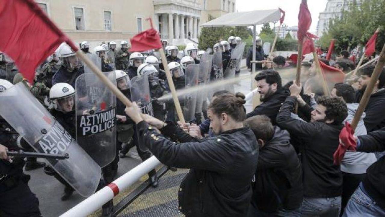 Yunanistan'da öğrenciler meclisi bastı!