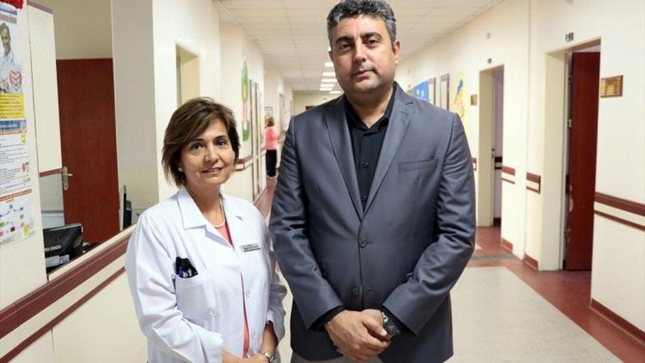 Hemşirelerden hasta çocuklara kitap hediyesi