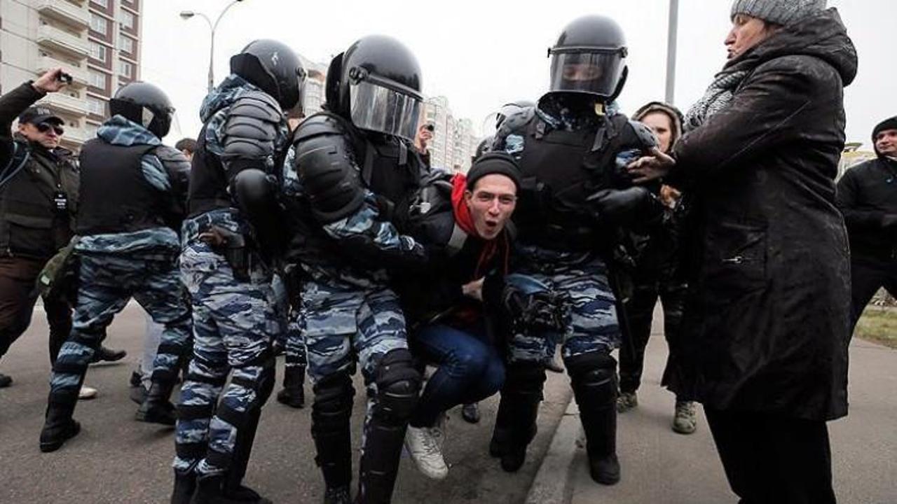 Moskova'da aşırı sağcı 380 kişi gözaltına alındı