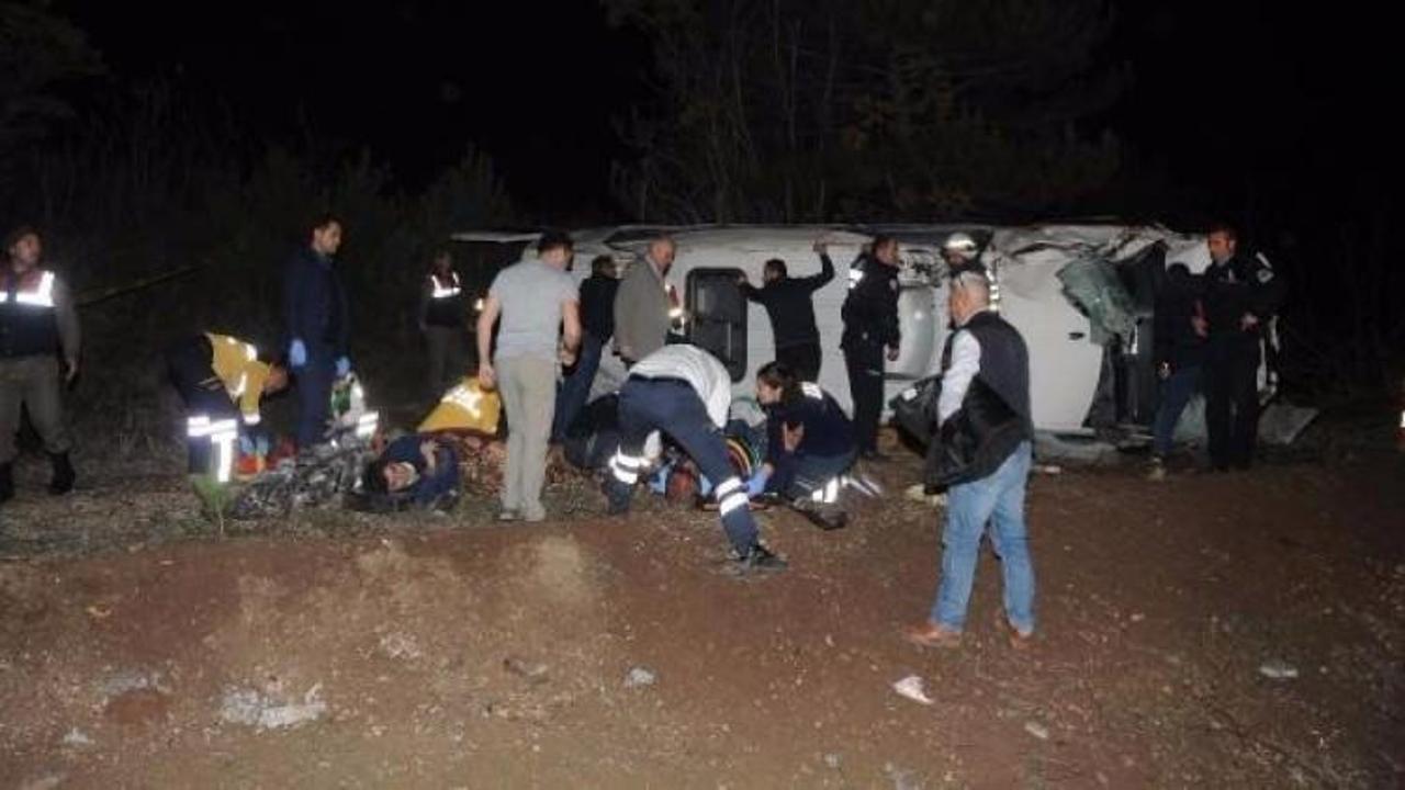 Eskişehir'de servis midibüsü devrildi: 15 yaralı
