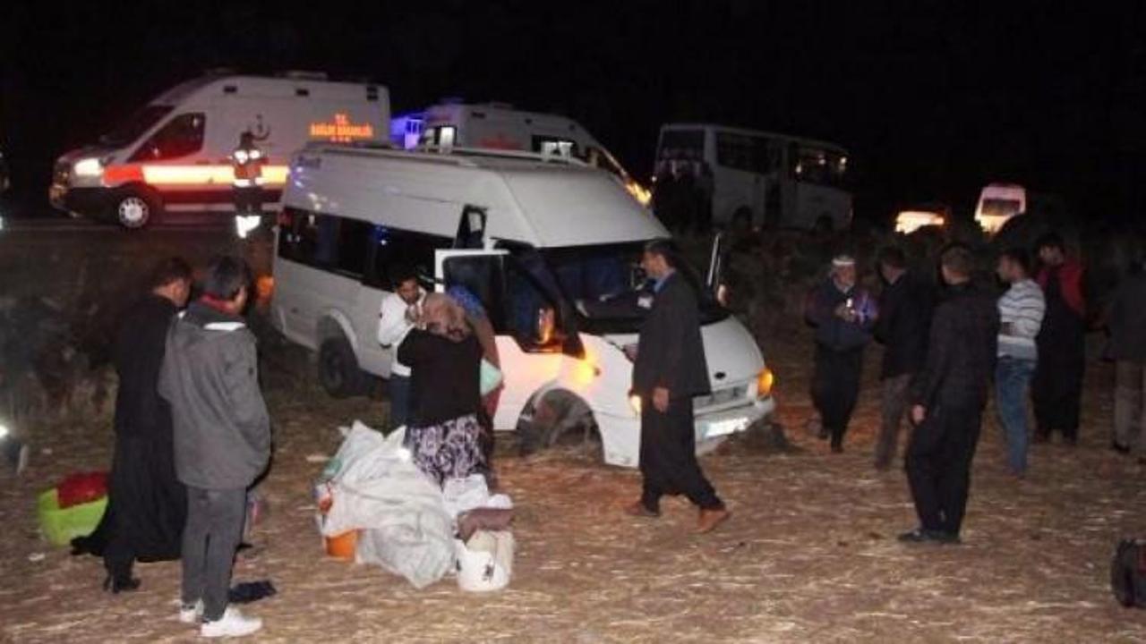 İş&ccedil;ileri taşıyan minib&uuml;s devrildi: 12 yaralı