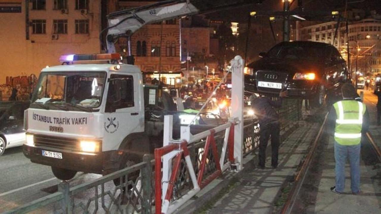 Karaköy'de araç tramvay durağına girdi!