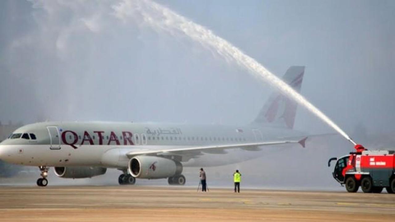 Katar uçağı 'su takı' ile karşılandı