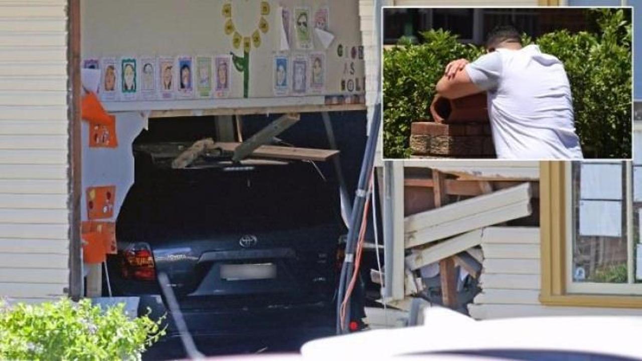 Otomobil sınıfa girdi, 2 &ouml;ğrenci &ouml;ld&uuml;