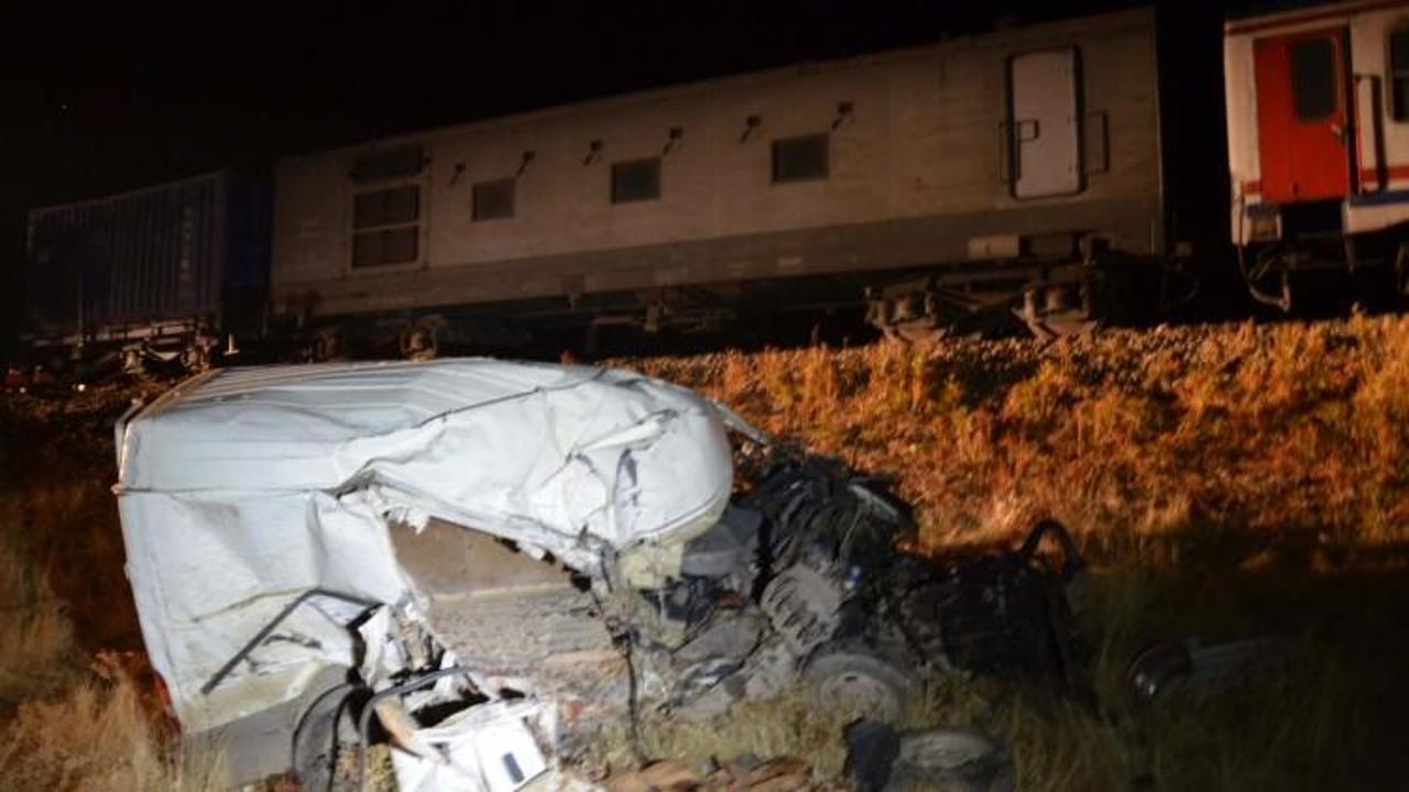 Tren, tavuk y&uuml;kl&uuml; minib&uuml;se &ccedil;arptı