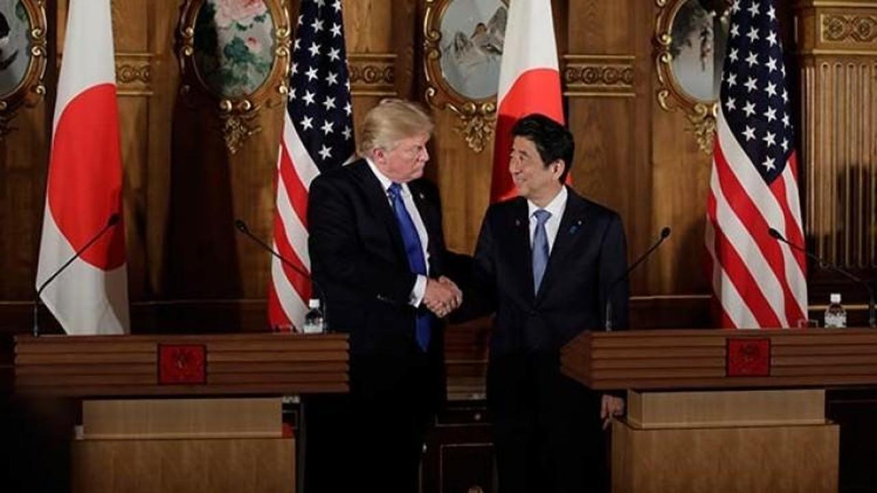 Trump, Japonya imparatoru karşısında eğilmedi