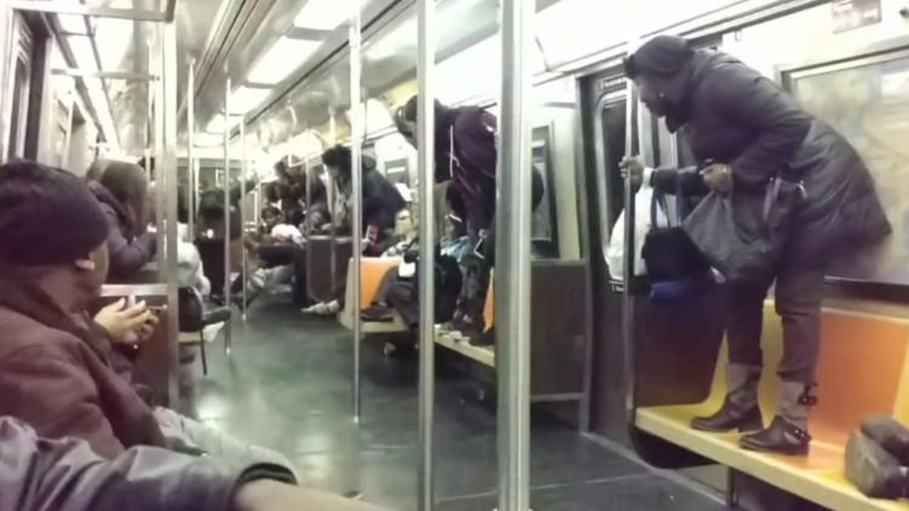 Metroda herkes bir anda koltuklara çıktı