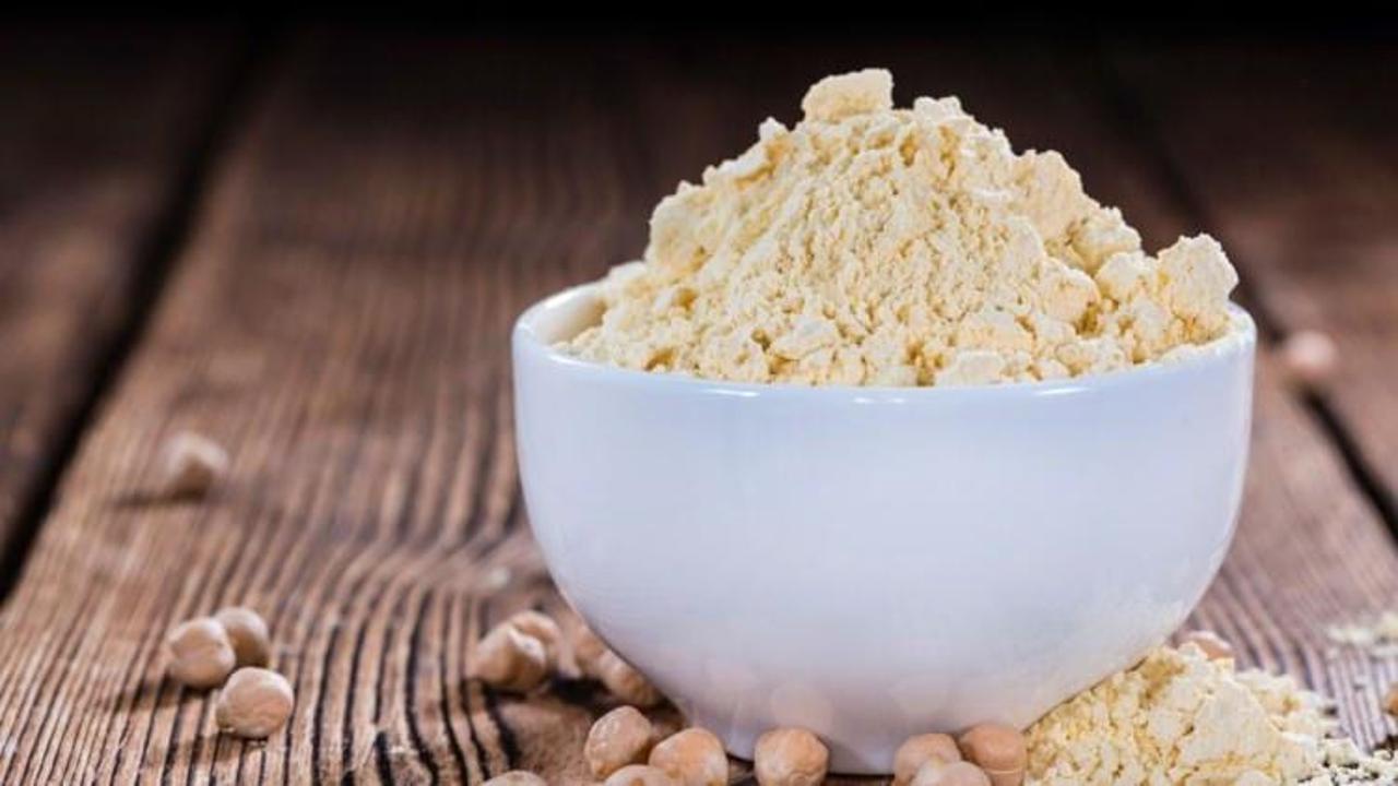 Ölü derileri arındıran nohut unu maskesi