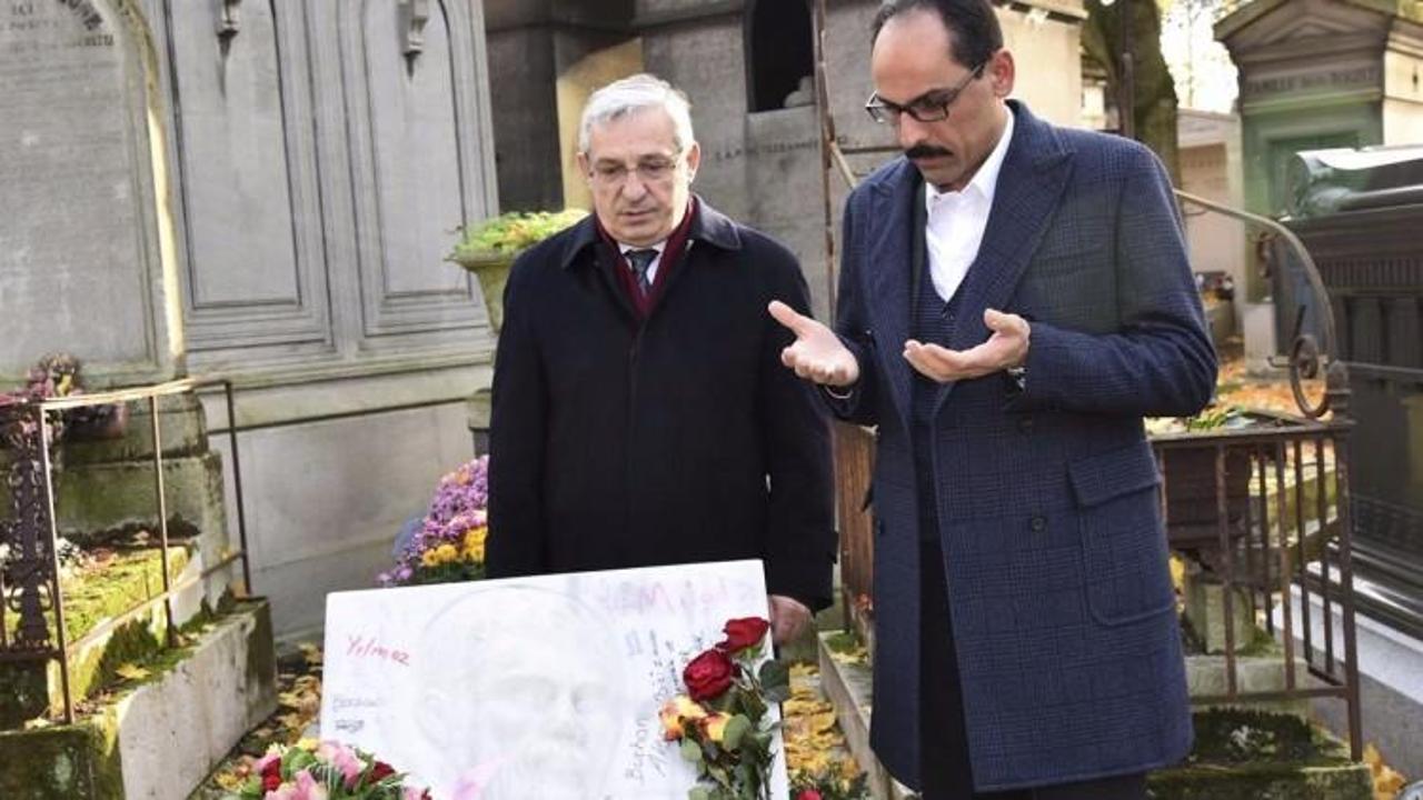Ahmet Kaya'nın mezarını ziyaret etti