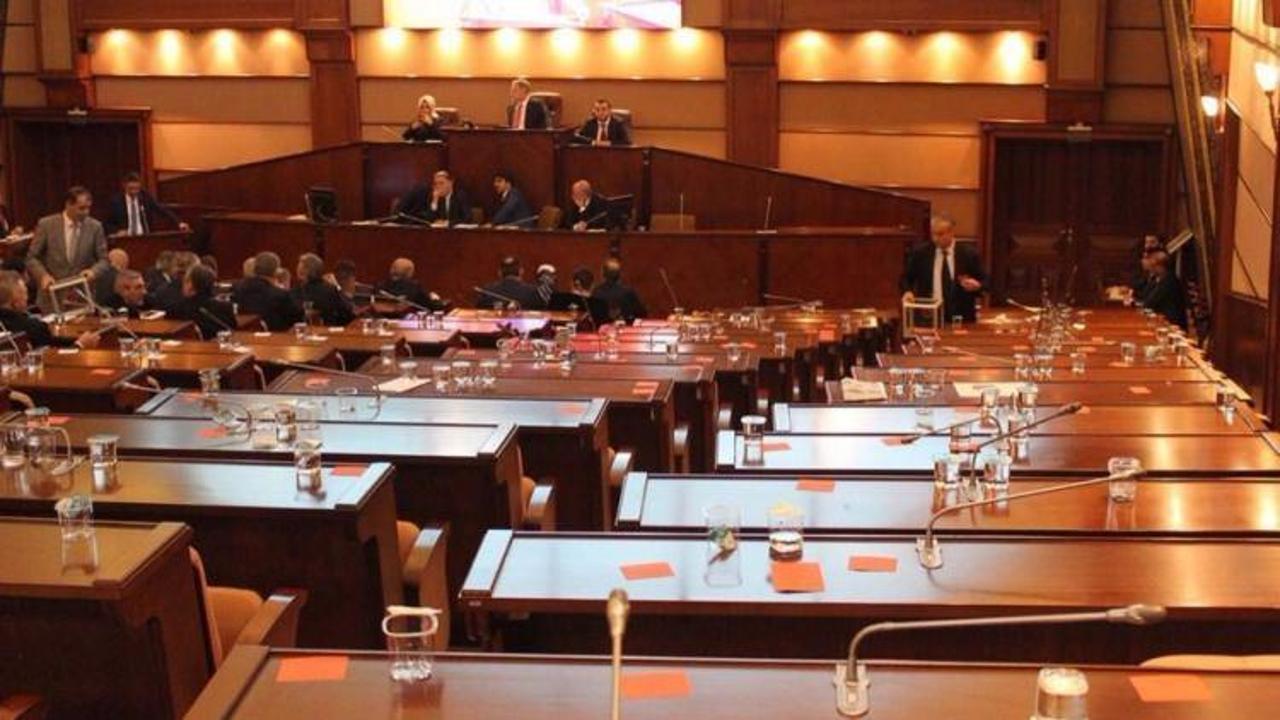 CHP'li üyeler İBB Meclisi'ni karıştırdı