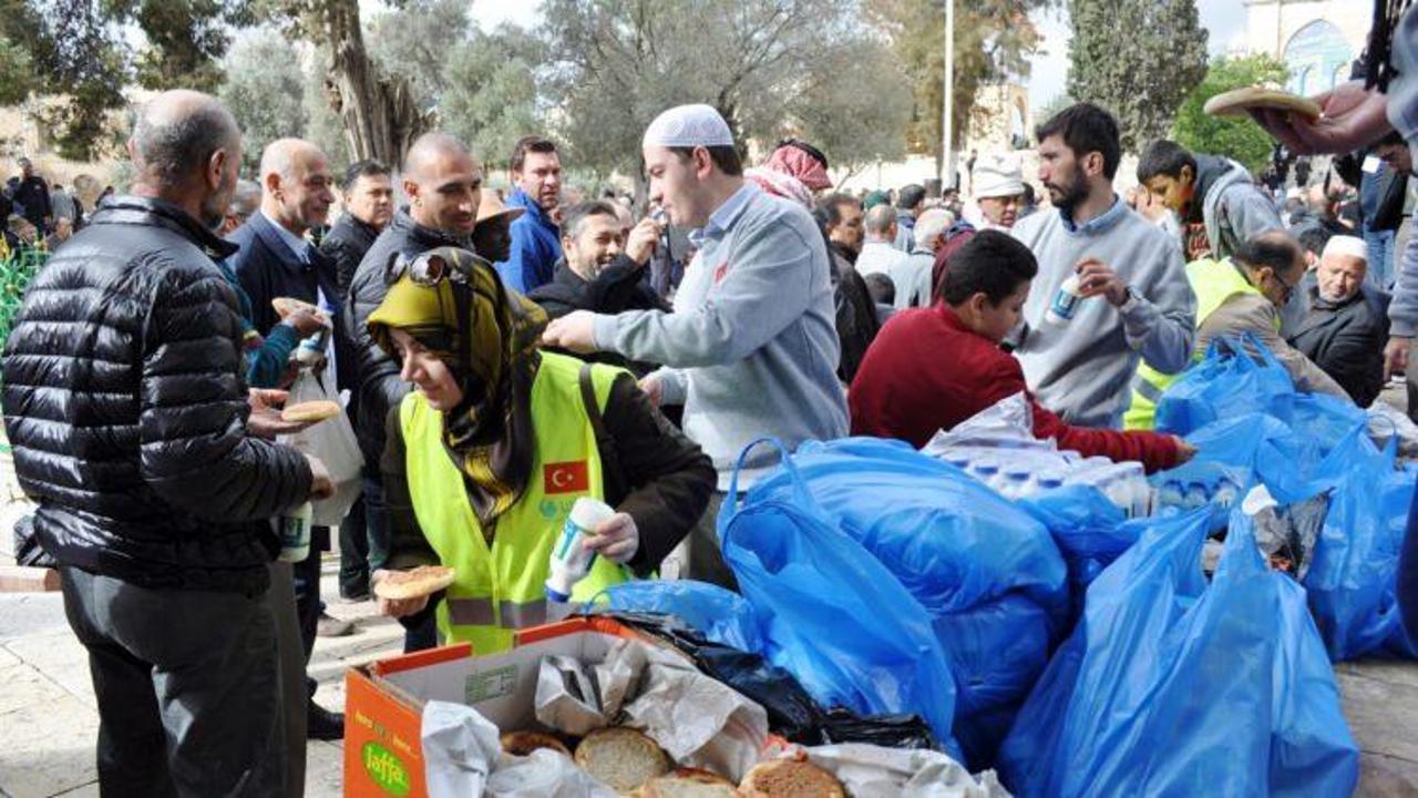 Türklerden Kudüslü Müslümanlara gıda ikramı 