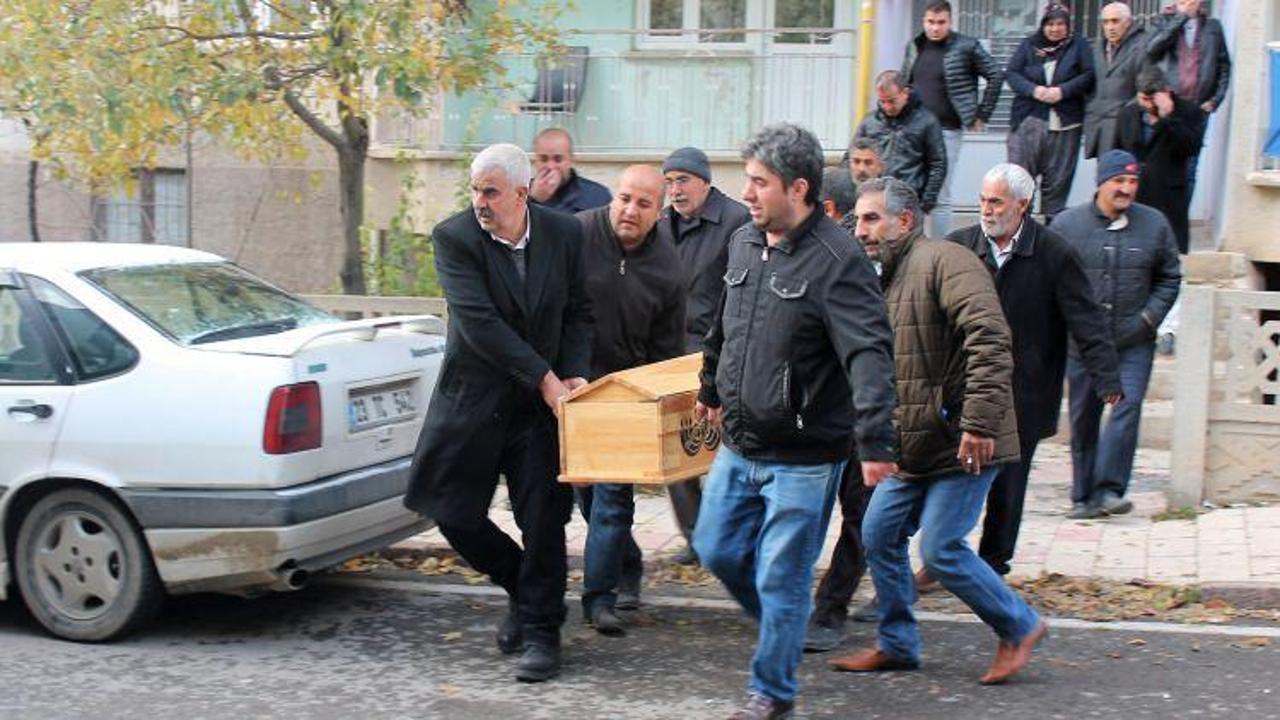 Emekli &ouml;ğretmen, &ouml;ğretmenler g&uuml;n&uuml;nde katil oldu!