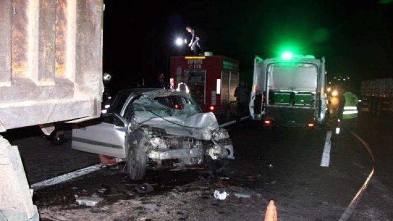 Şanlıurfa'da otomobil, kamyona çarptı: 2 ölü