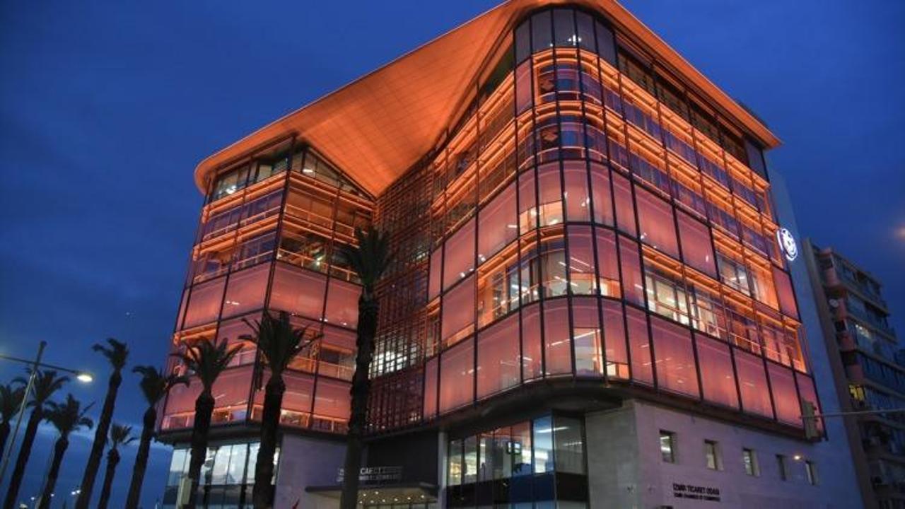 İZTO binası turuncu renkte ışıklandırıldı