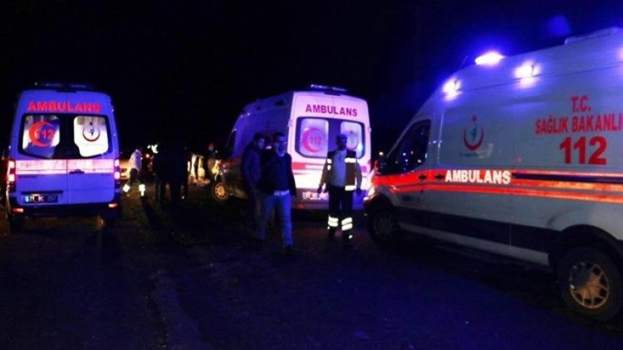 Diyarbakır&rsquo;da feci kaza: 2 &ouml;l&uuml;, 10 yaralı
