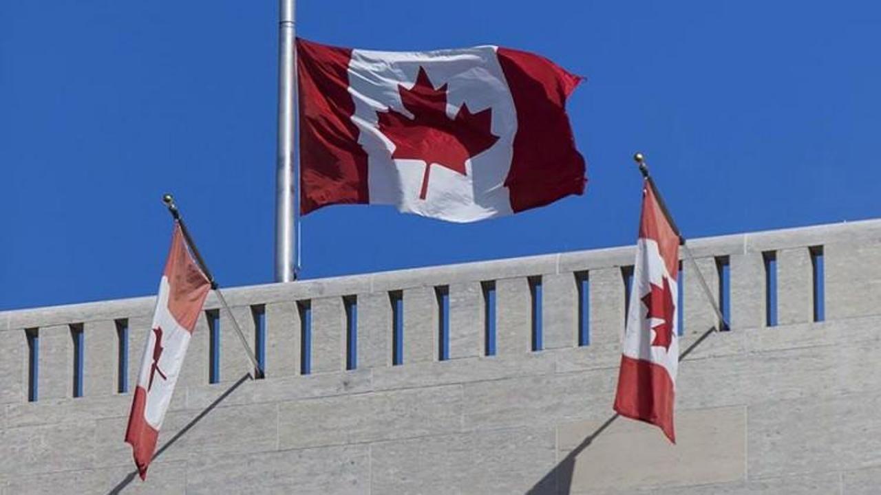 Kanada'da mahkeme, peçe yasağını askıya aldı