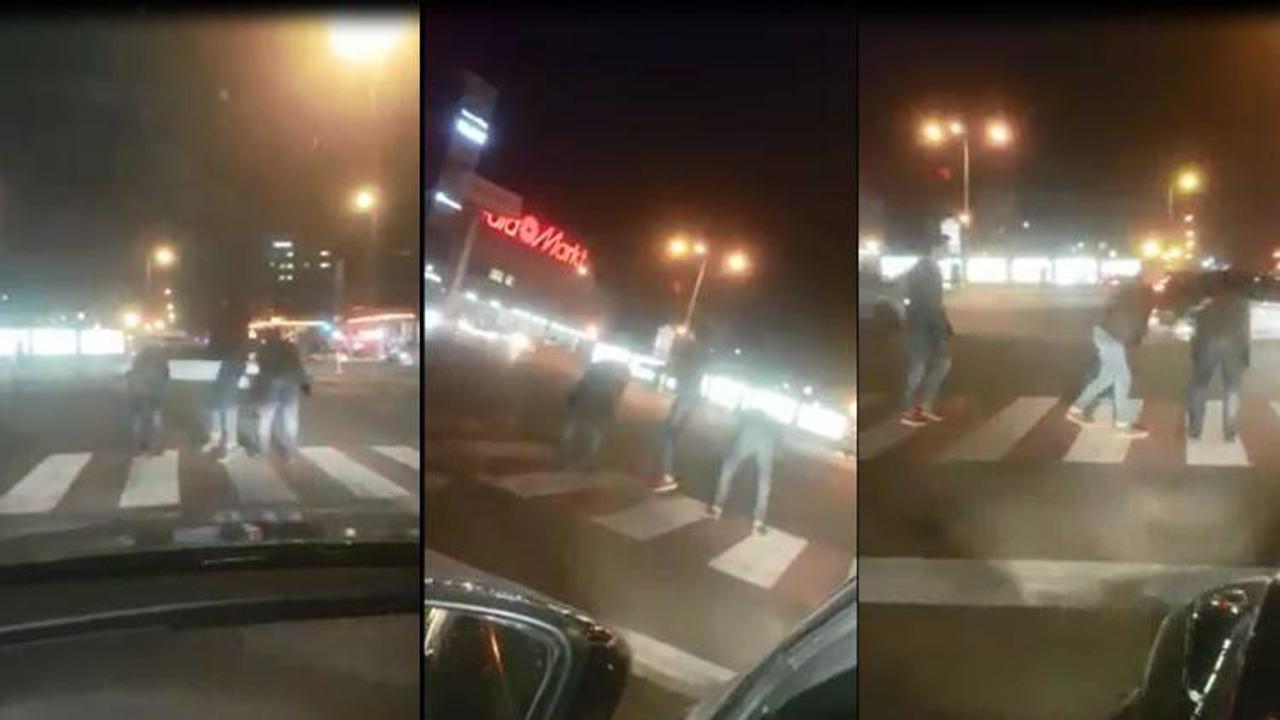 Kırmızı ışıkta birdirbir oynadılar...