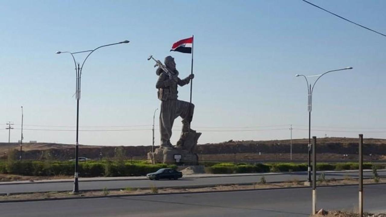 Peşmerge heykeline Irak Bayrağı eklendi
