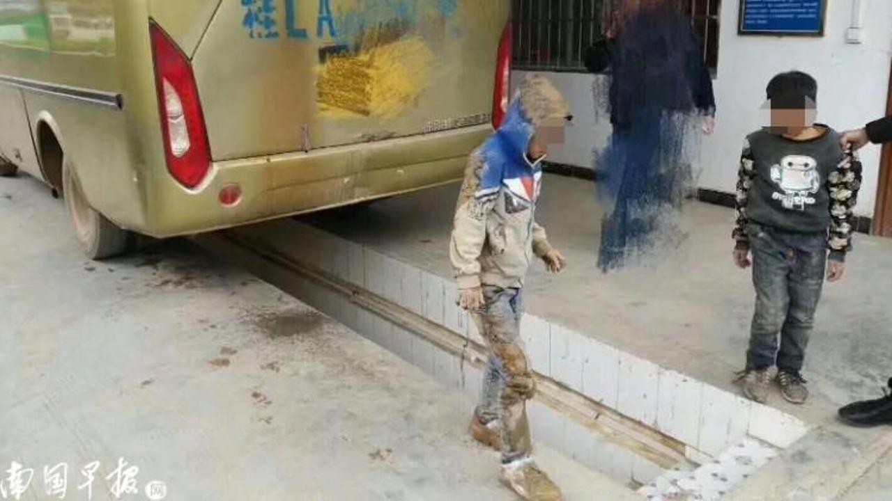 Otob&uuml;s&uuml;n altında 80 km ka&ccedil;ak yolculuk yaptılar!