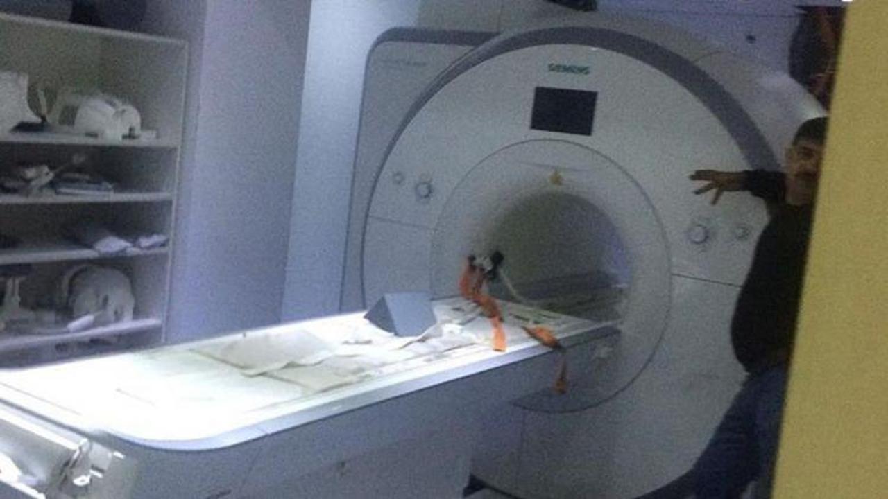 Polisin belinde unuttuğu silah...