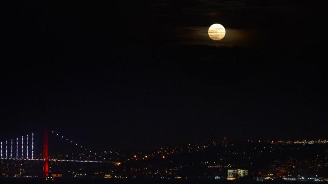 'S&uuml;per Ay' İstanbul&rsquo;dan izlendi 