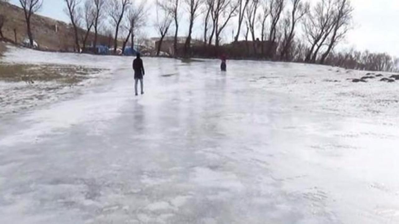 Tarla buz pistine d&ouml;nd&uuml;