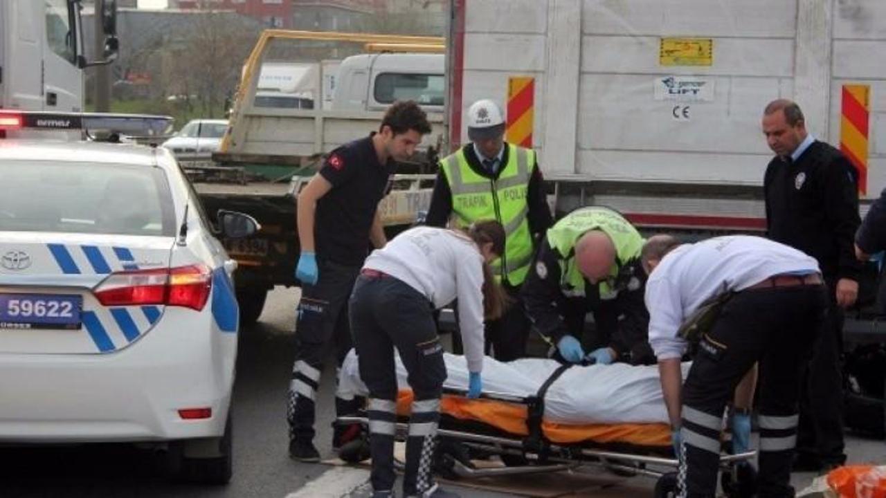 TEM'de motosiklet kamyonun altına girdi: 1 &ouml;l&uuml;