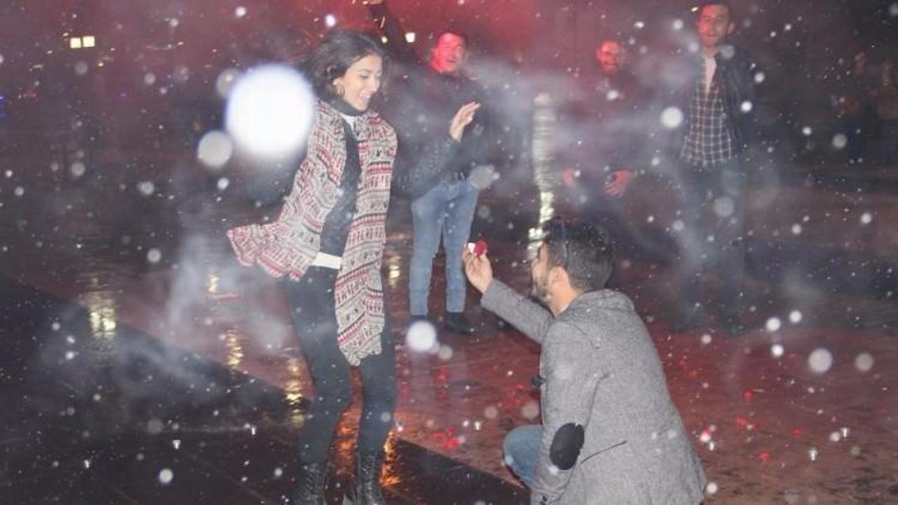 Dondurucu soğukta s&uuml;rpriz evlenme teklifi