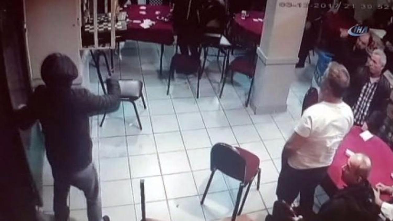 Kahvehaneye saldırdılar! Sandalyelerle kovaladılar