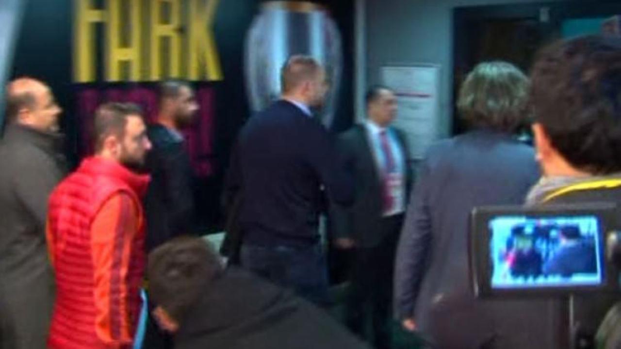 Okan Buruk Tudor'un elini sıkmadı! İşte o anlar