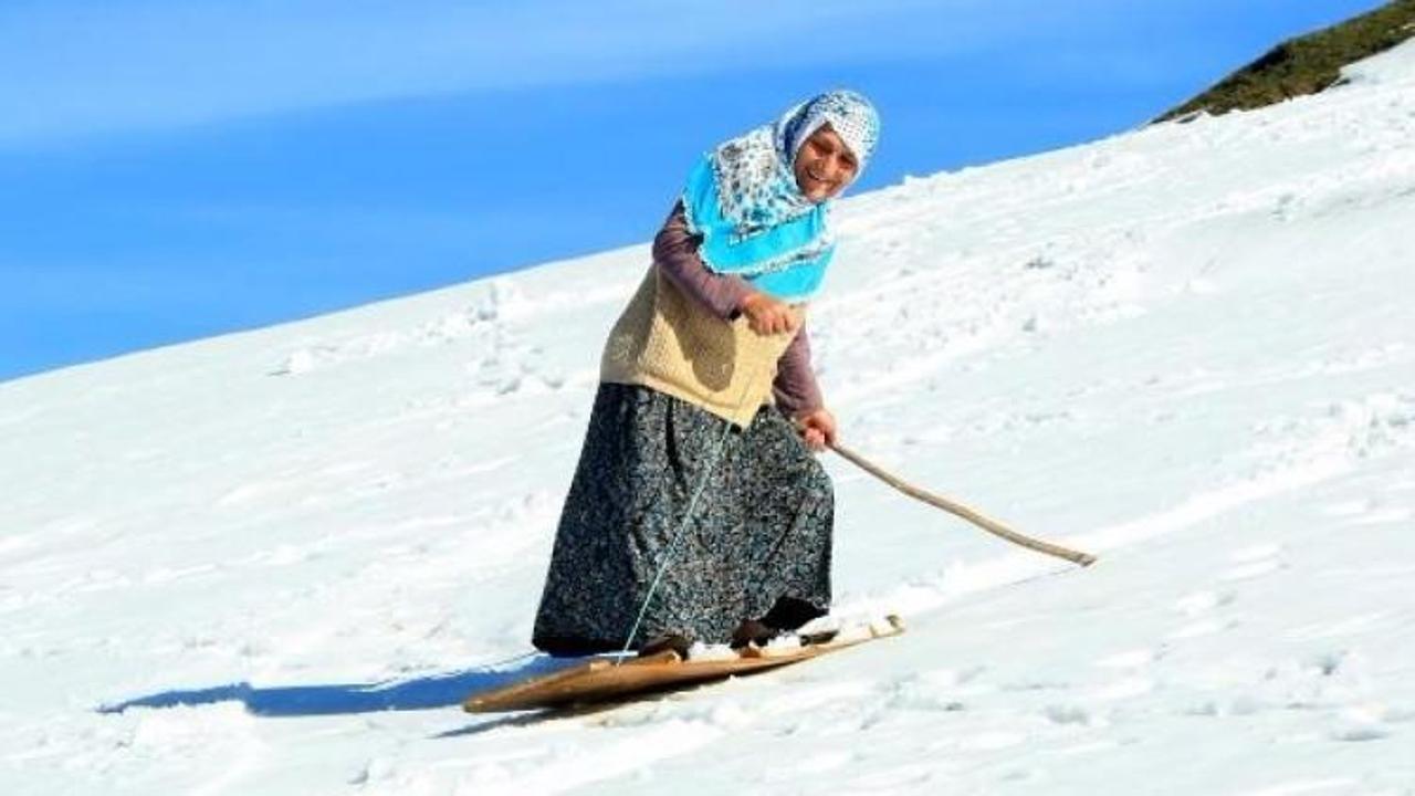 Rize'de köye kar yağdı, tahtayı alan dağa koştu
