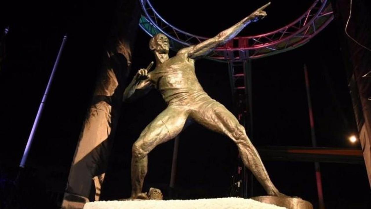 Usain Bolt'un heykeli dikiildi