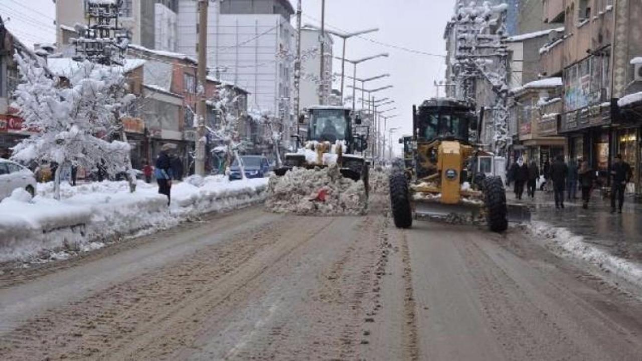 Yüksekova'da karla mücadele başladı