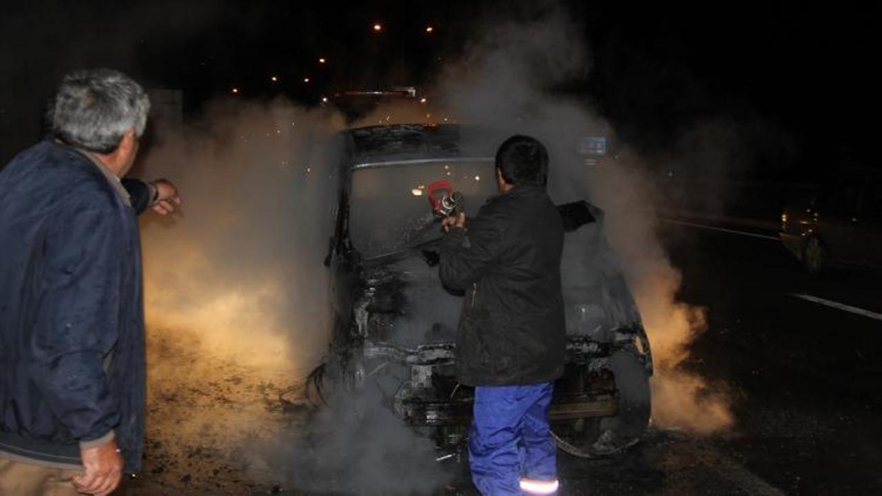 Sivas'ta seyir halindeki araç yandı