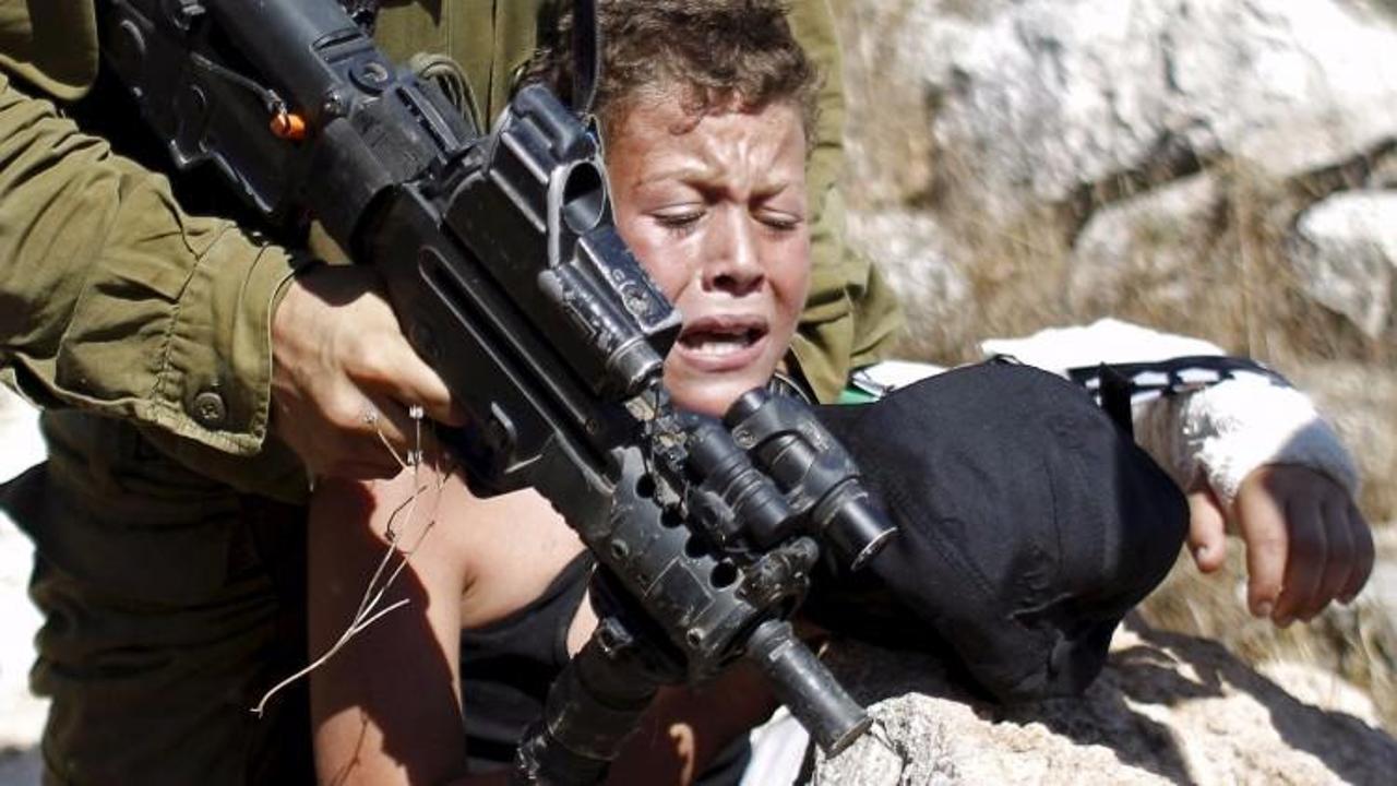 İsrail askeri hedefine çocukları aldı