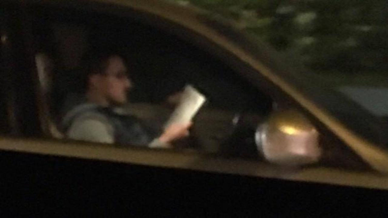 Kitap okuyan sürücünün ehliyetine el konuldu 