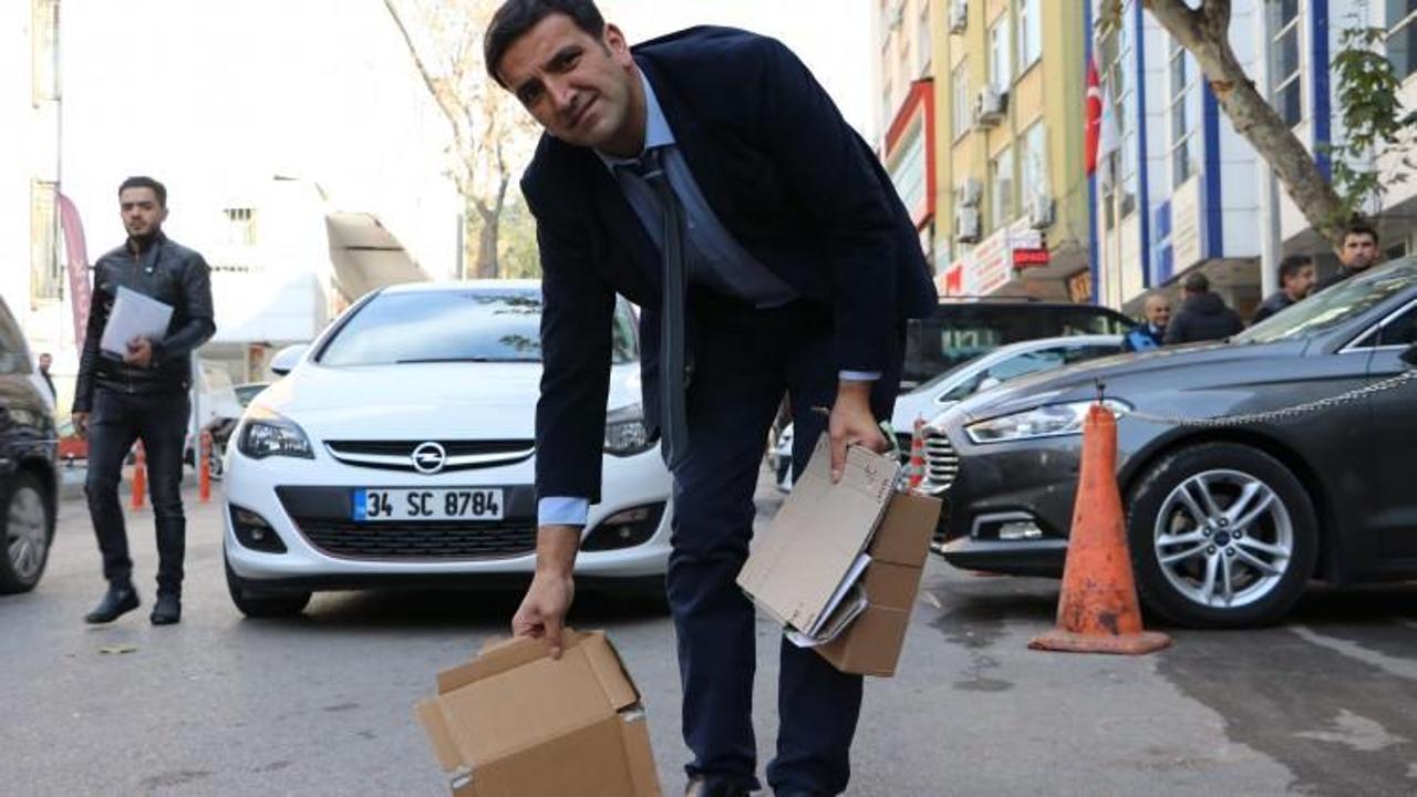 Takım elbisesiyle atık kağıt topluyor