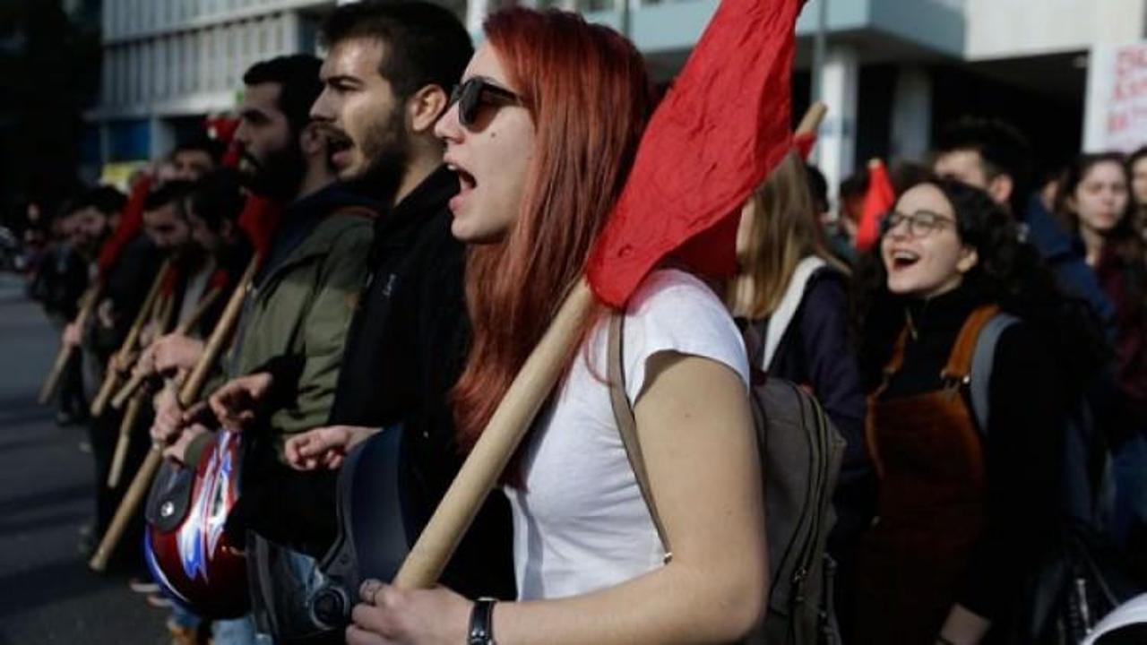 Komşu'da halk ayaklandı! Hayatı felç eden grev