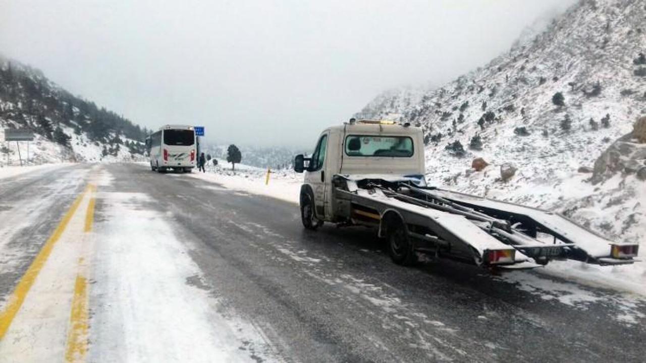 Antalya'da ulaşıma kar engeli