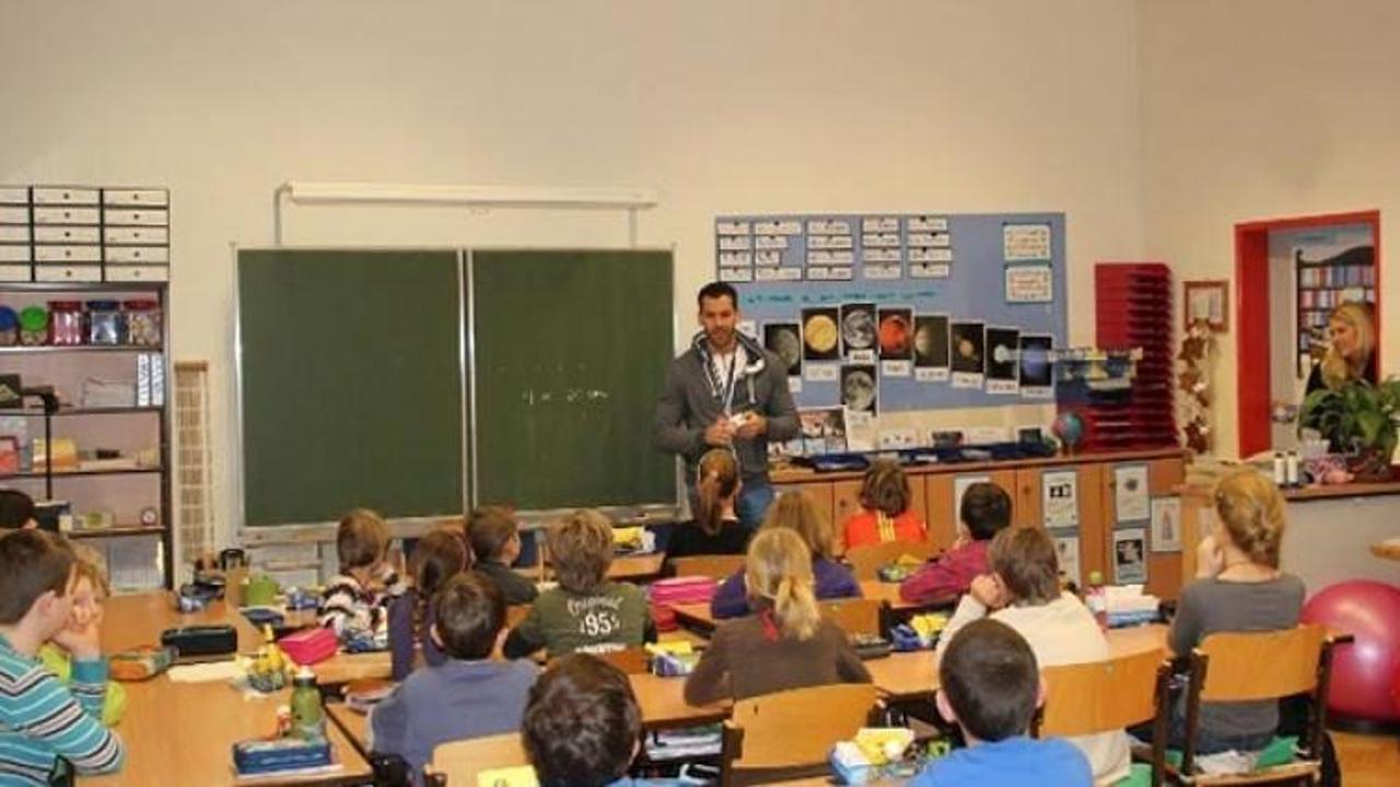 Avusturya'nın Eğitim Bakanı başörtüsüne karşı