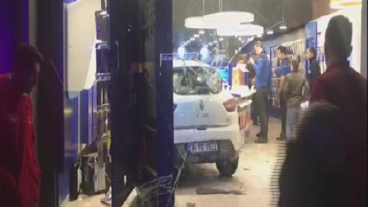 Maltepe'de bir araç dükkana girdi: 2 yaralı