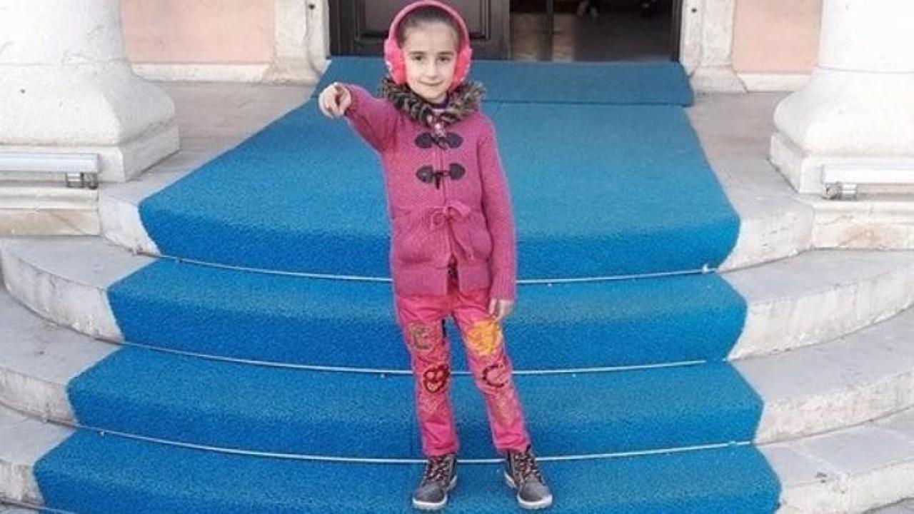 Kaldırımda y&uuml;r&uuml;yen k&uuml;&ccedil;&uuml;k kızın kahreden &ouml;l&uuml;m&uuml;