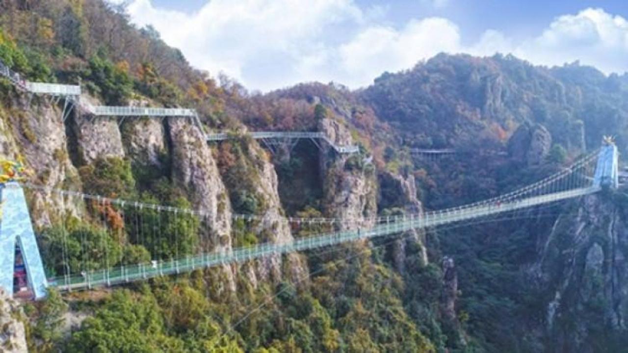 Dünyanın en uzun cam köprüsü ziyaretçiye açıldı