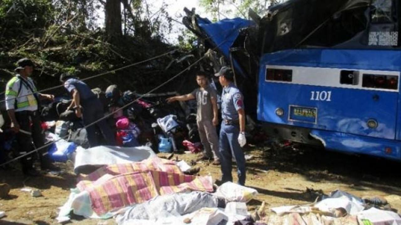 Filipinler'de feci kaza! Aynı aileden 20 kişi öldü