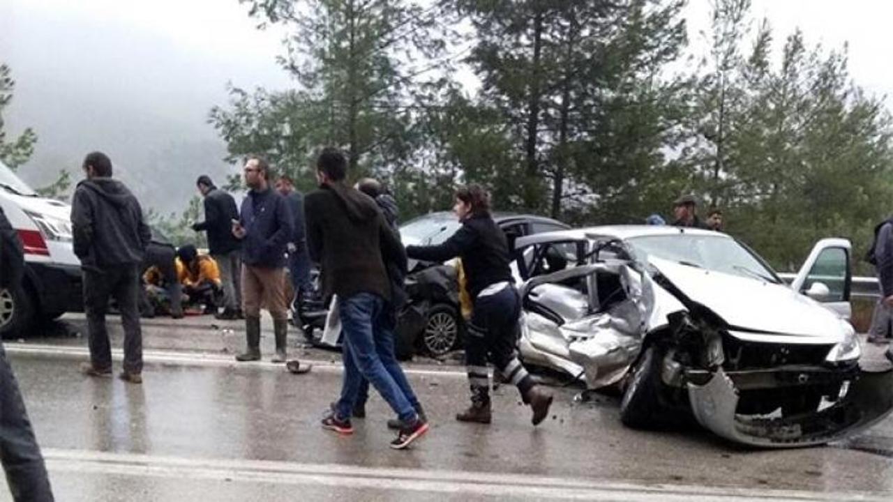 İki otomobil kafa kafaya çarpıştı